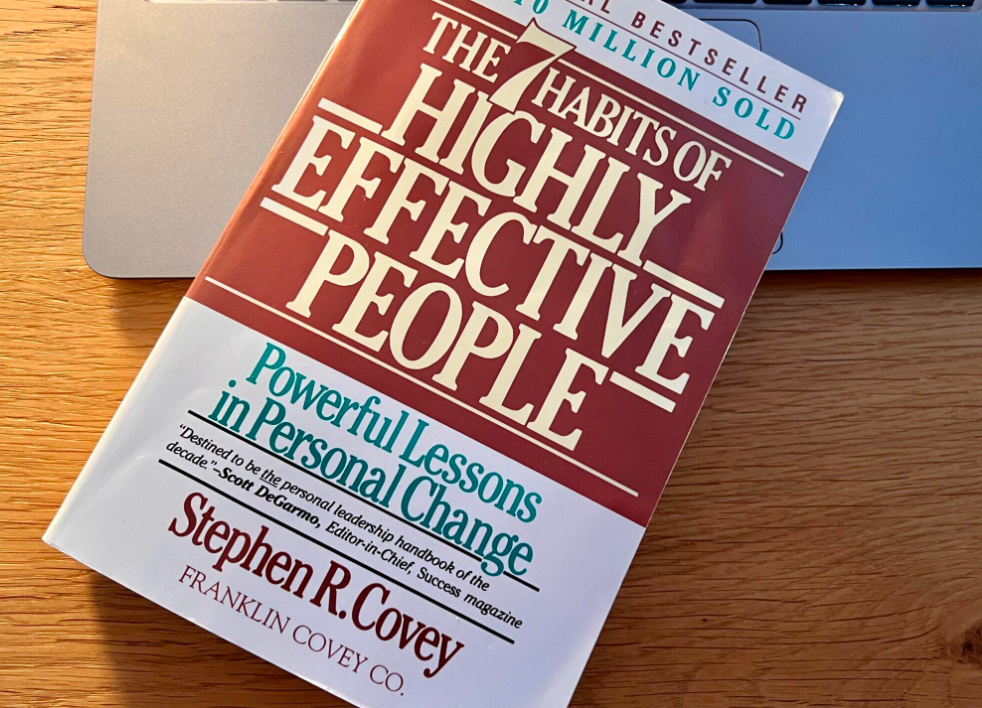 Book cover of The 7 Habits of Highly Effective People by Stephen R. Covey showing the classic personal development bestseller